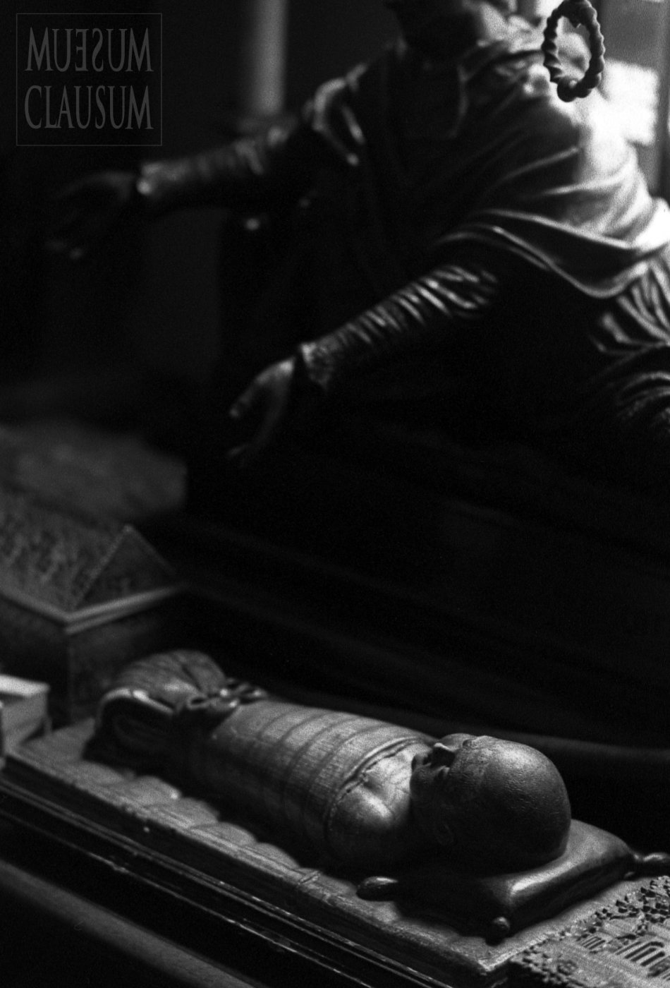 Close-up crop on selected sculptures and paintings of the collection.
