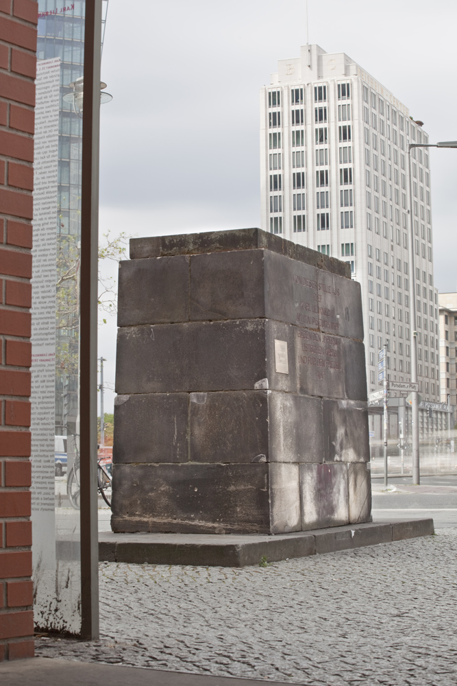 photo of empty plinth on Potsdamer Platz